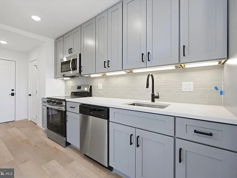 627 N 16th St #301 — Photo 2