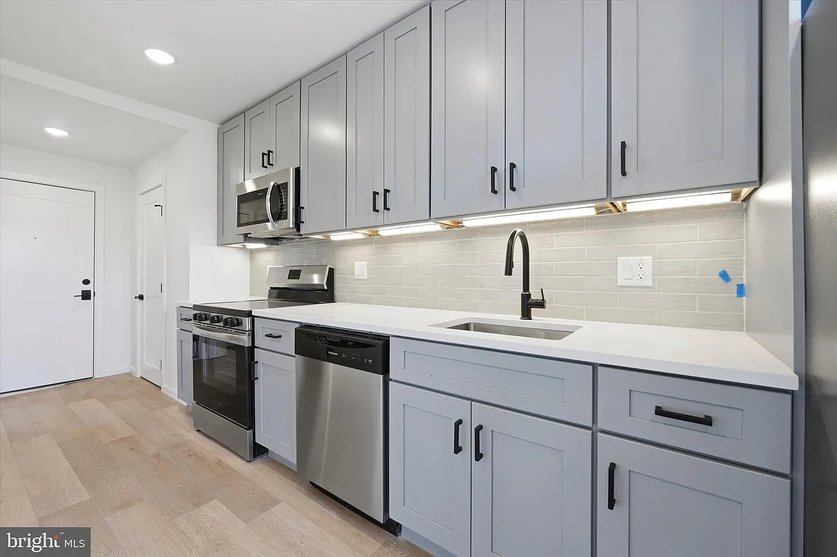 Building Photo - 627 N 16th St #301