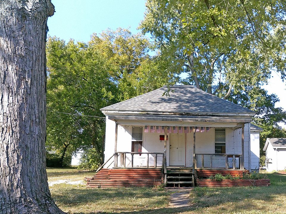 2nd image of 405 Maple St