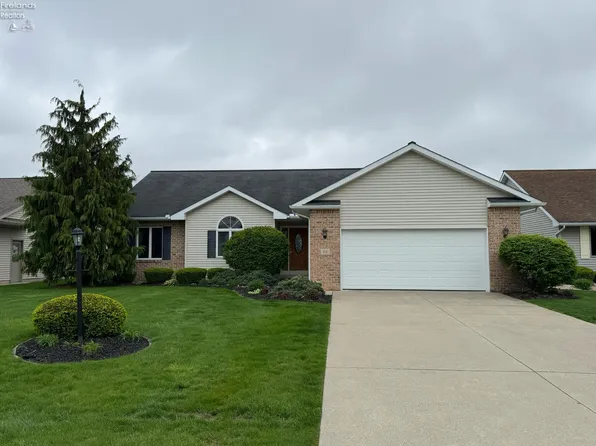 15 Fox Run Dr, Fremont, OH 43420