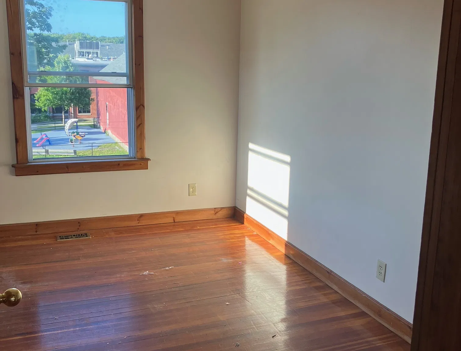 1 bed, 950 sqft, $1,050 — Photo 2