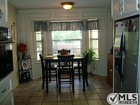 4th image of 2225 Cambridge Dr