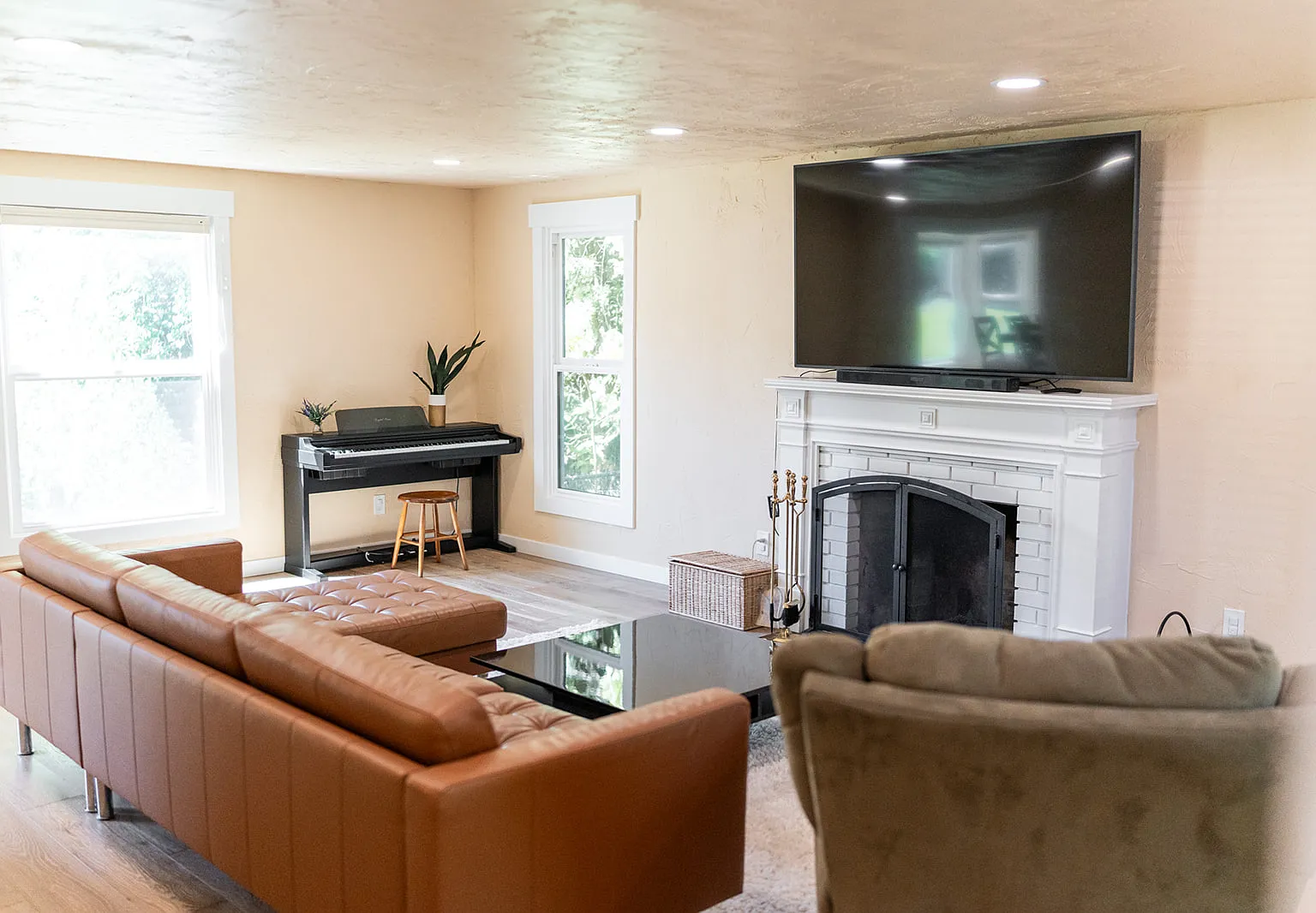 4 bed, 2.5 bath, 2572 sqft, $3,800 — Photo 3