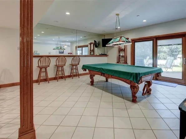 1822 N Redwood Dr, Independence, MO 64058