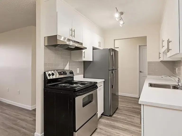 89 Collins Cres SE #201 — Photo 4