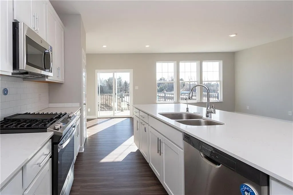 3 bed, 1826 sqft, $2,595 — Photo 4