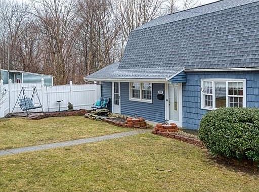 5th image of 239 Pleasant St