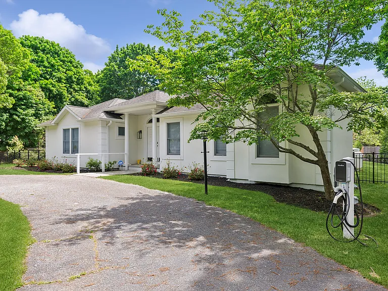 8 Country Ln — Photo 2
