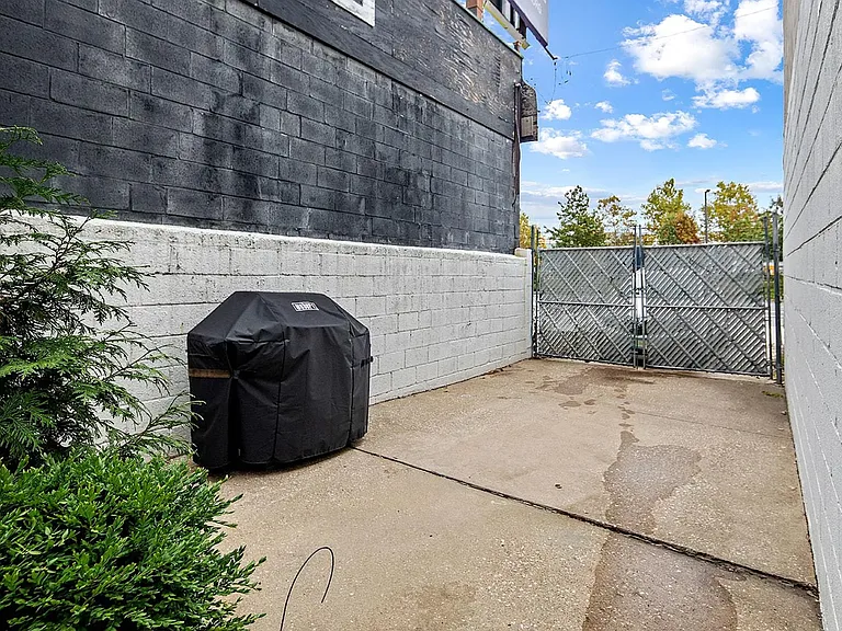114 E Allen St — Photo 28