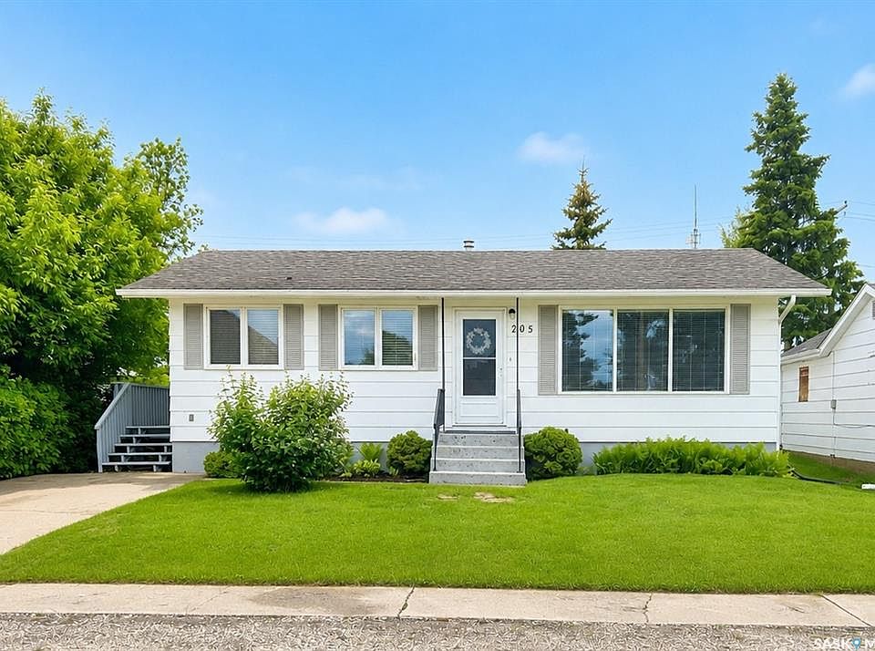 1st image of 205 4th AVENUE W