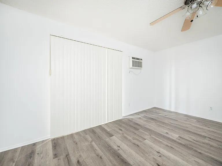 21736 Roscoe Blvd — Photo 24