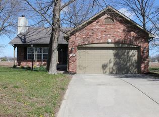 1011 Honeysuckle Dr, Mooresville, IN