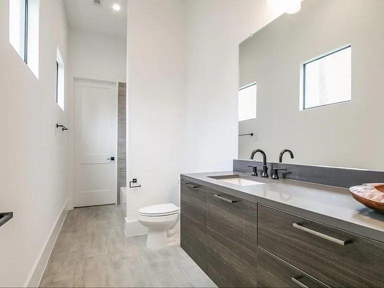 325 E 2nd St — Photo 18