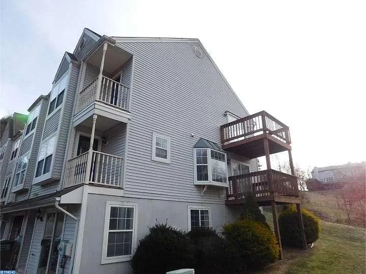 3 bed, 2.5 bath, 1975 sqft, $2,300 — Photo 2