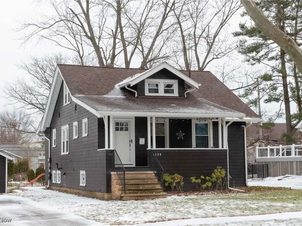 4229 W 211th St, Fairview Park, OH 44126
