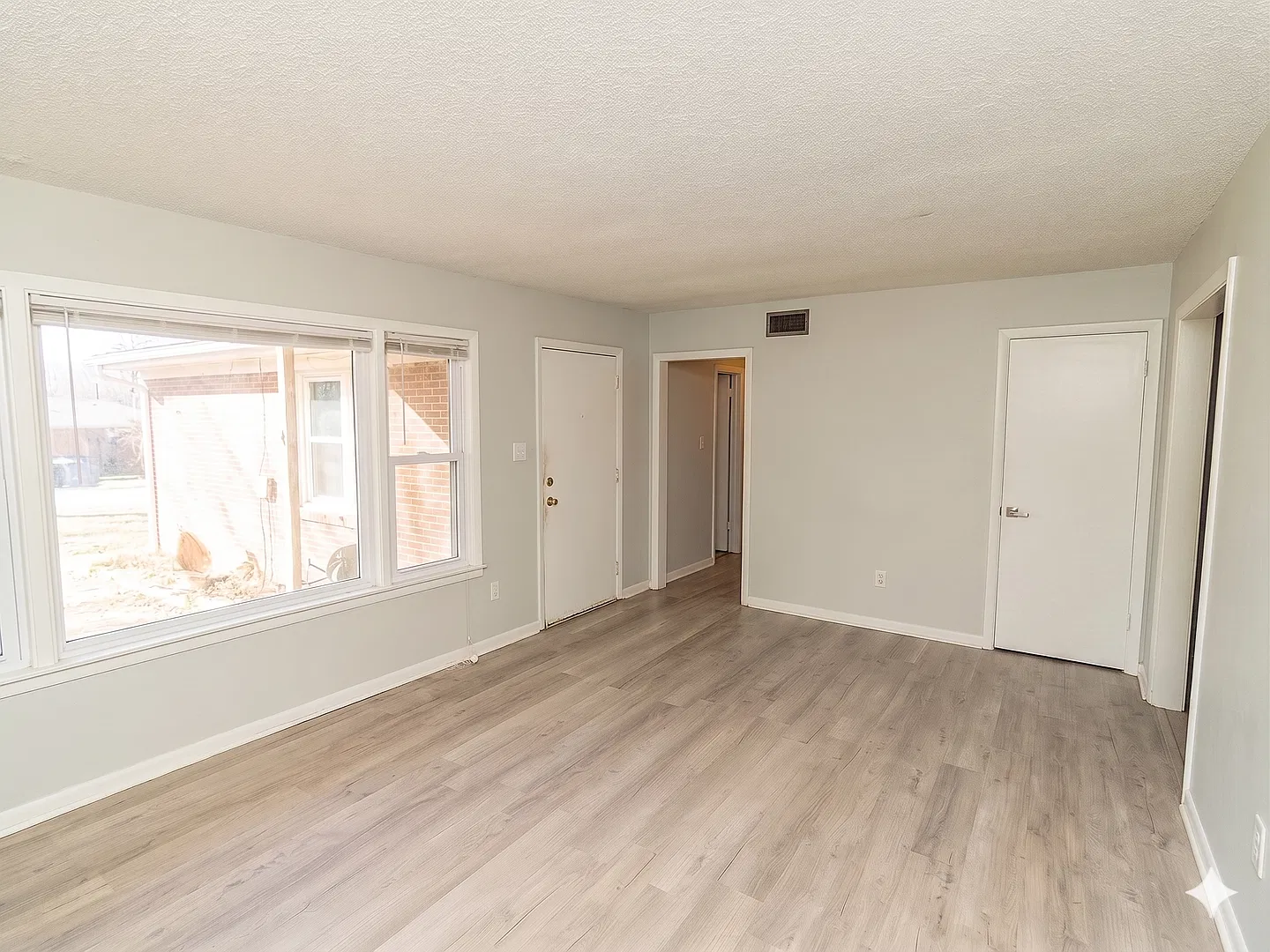 Cute and Cozy 3 Bedroom — Photo 2