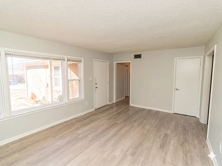 416 W Spring Dr — Photo 2