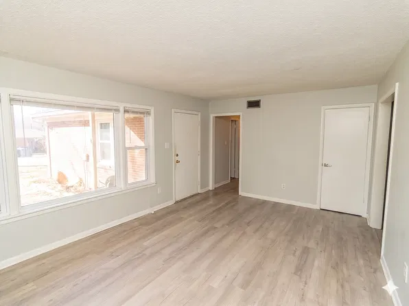 416 W Spring Dr, Haysville, KS 67060
