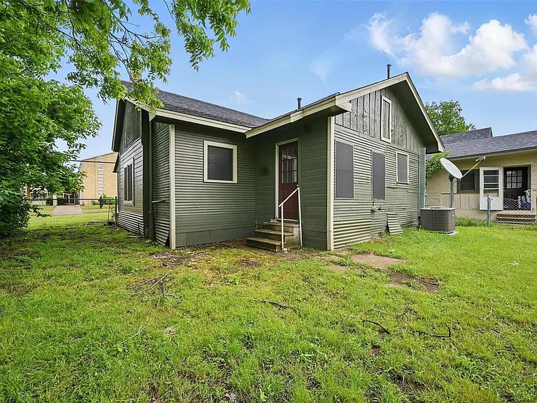 908 E Houston St — Photo 15