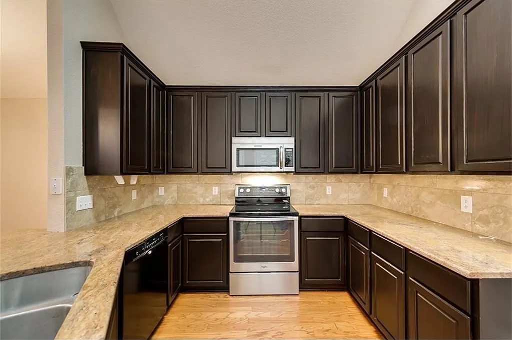 3 bed, 1454 sqft, $2,200 — Photo 4