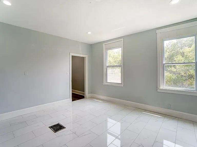 1852 Knox St — Photo 12