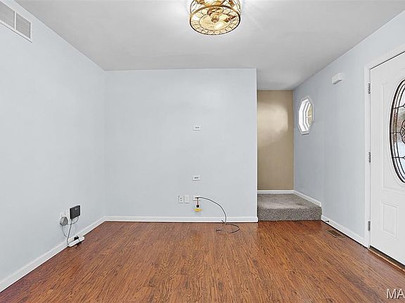 5th image of 240 S Ridge Ct
