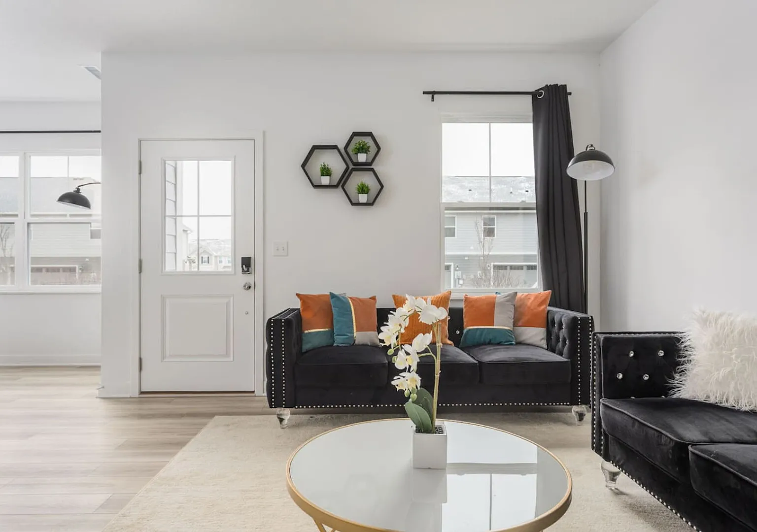 Stylish Westfield Retreat | Near Grand Park — Photo 2