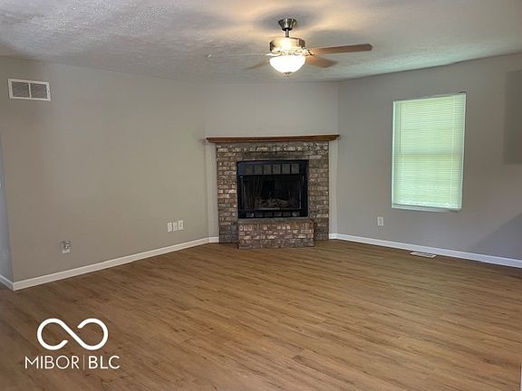 4th image of 912 S Larkspur Ln