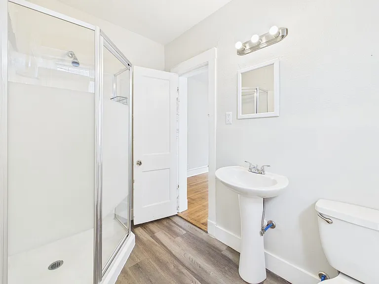 2400 Barton Ave — Photo 37