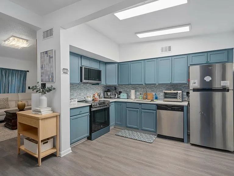 228 Sunset Dr — Photo 2
