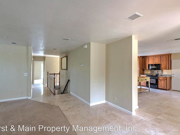 3rd image of 1038 Tamarisk Dr