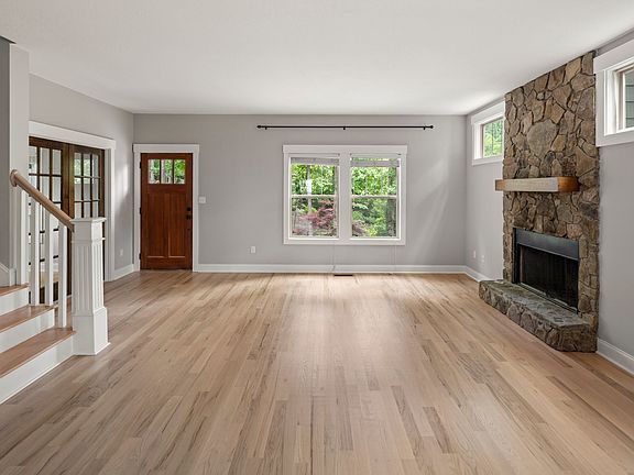 3rd image of 34 Pinecroft Rd