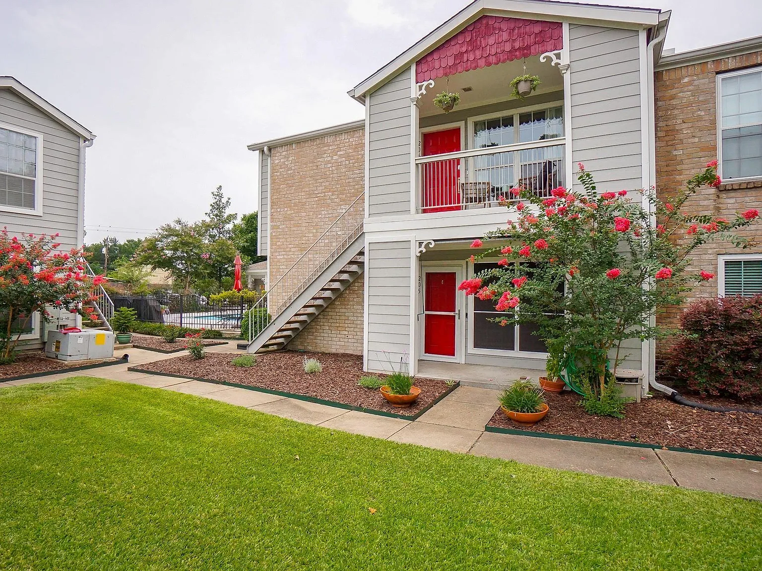 2 bed, 2.0 bath, 895 sqft, $1,825 — Photo 2