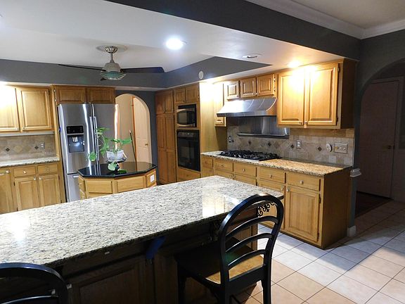 Beautiful Large kitchen with Gas cook top and Granite counter tops.