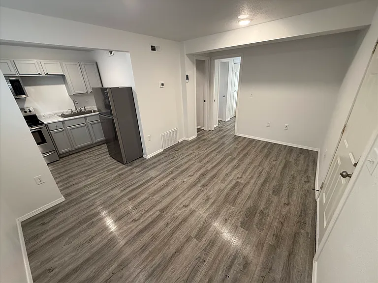 323 Seward Ave — Photo 12