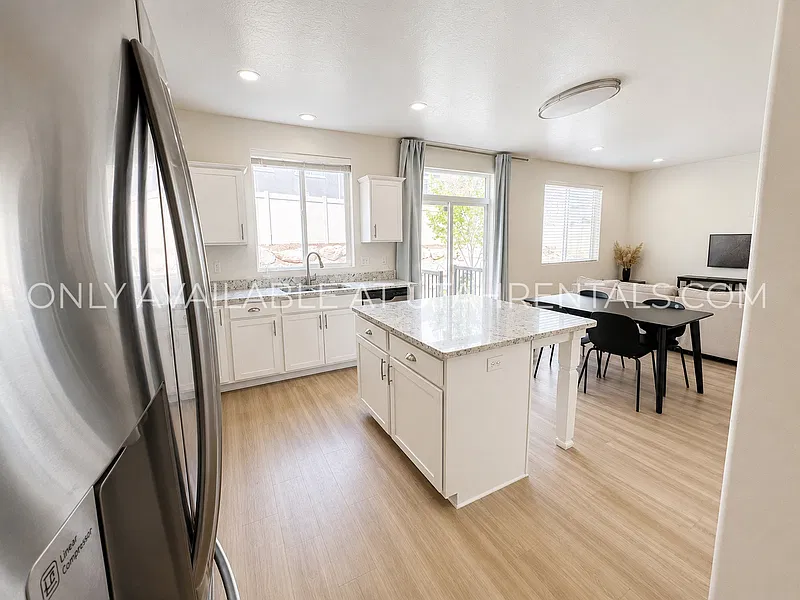 4 bed, 4.0 bath, 2020 sqft, $2,350 — Photo 4