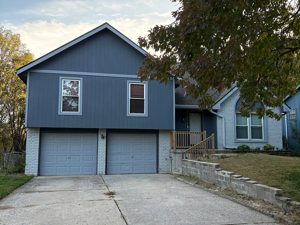 7905 NW 85th Ter