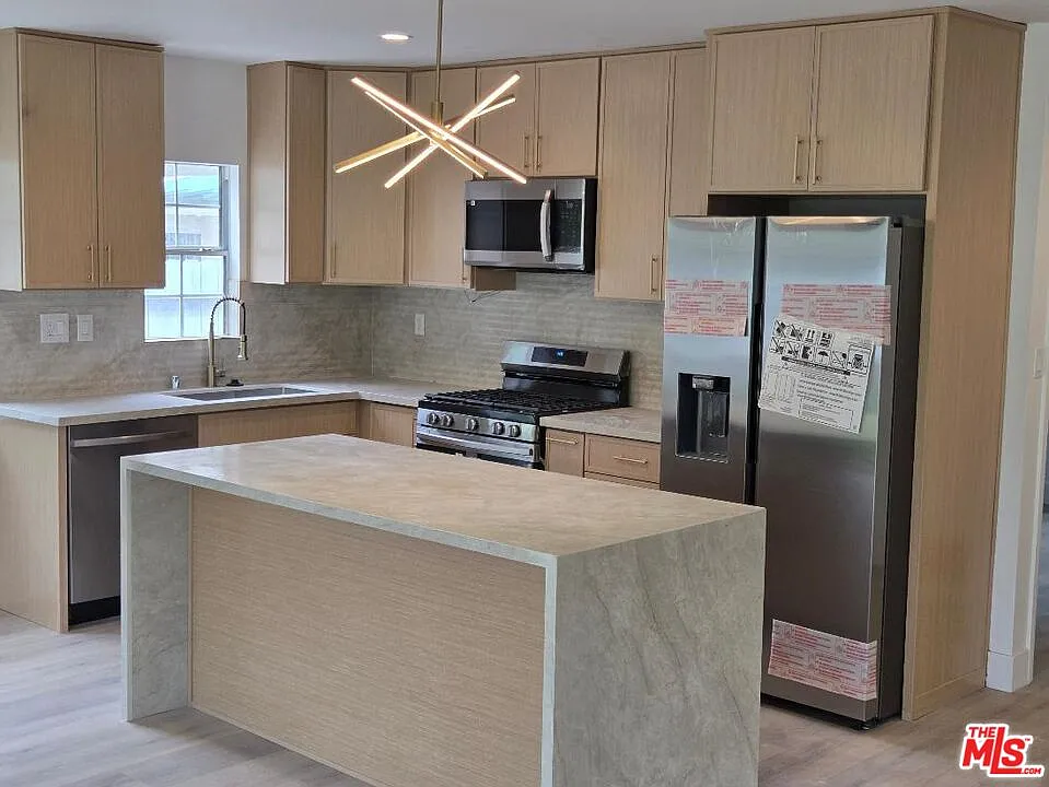 3 bed, 2.0 bath, 1301 sqft, $5,500 — Photo 4