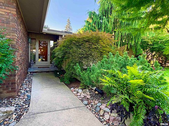 2nd image of 208 W Wolf Rd