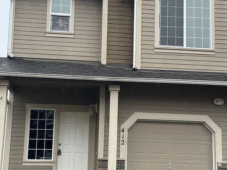 412 NE Miramar Cir — Photo 1