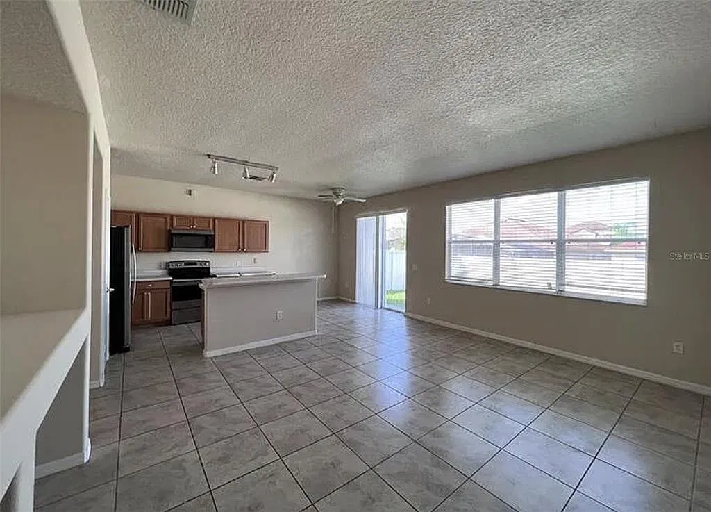 4 bed, 2.0 bath, 1960 sqft, $1,995 — Photo 2