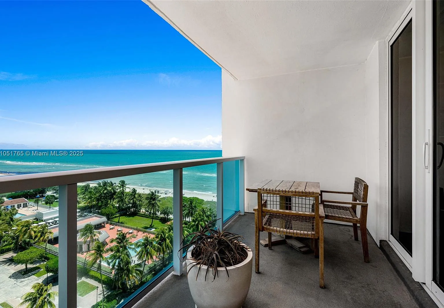 2399 Collins Avenue — Photo 2