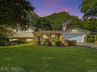 321 Okemah Rd, Waterford, MI 48328