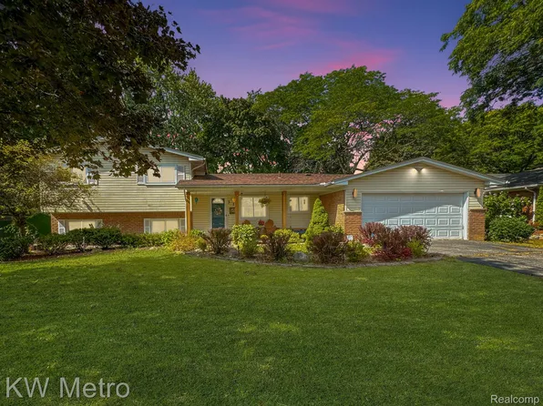 321 Okemah Rd, Waterford, MI 48328