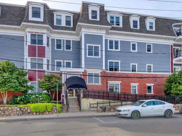 16 Willow St Unit 201, Melrose, MA 02176