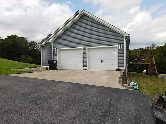 4th image of 220 Brock Ln