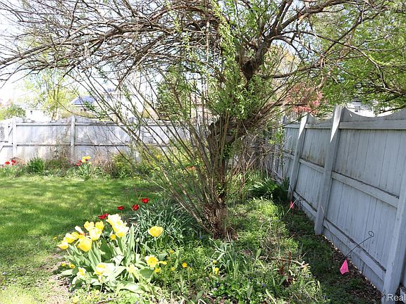 5th image of 1073 Sarah St