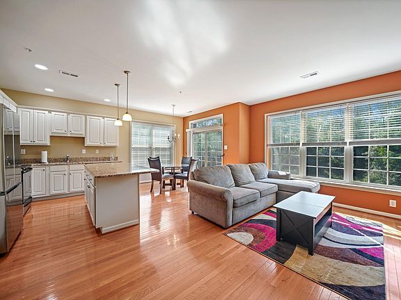 3rd image of 332 Jefferson Ave #332