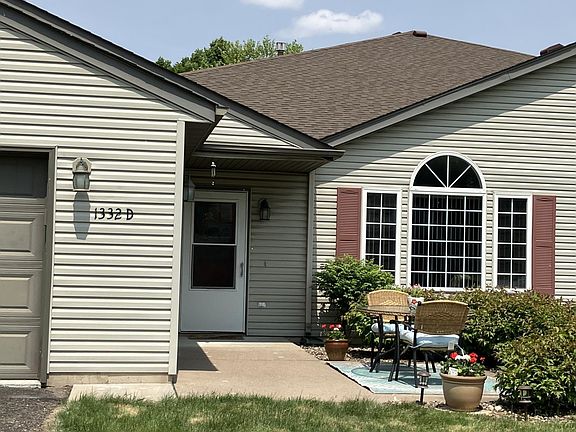 2nd image of 1332D Carriage Dr