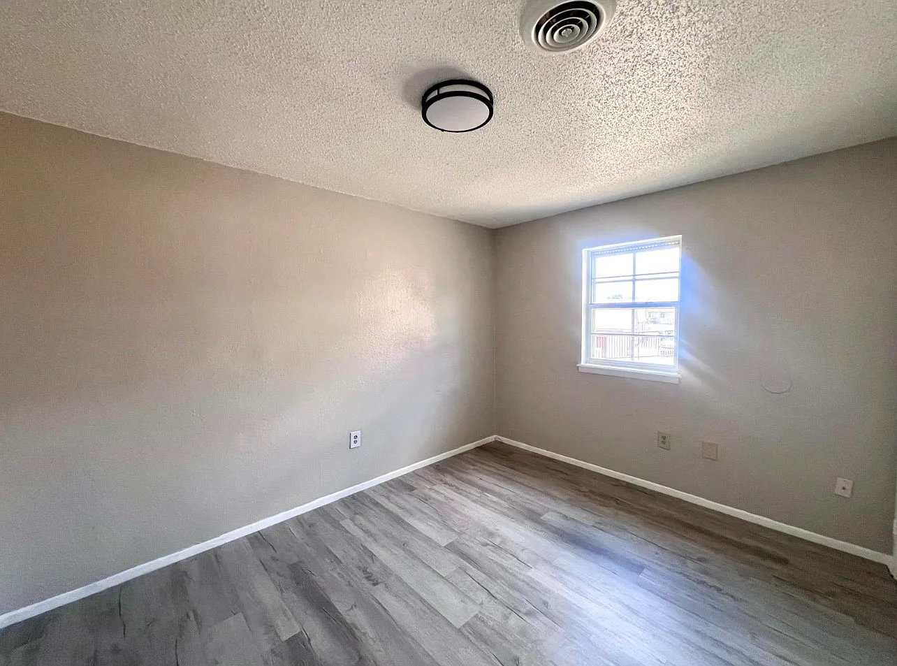 3 bed, 1.0 bath, 1000 sqft, $980 — Photo 4